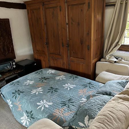 Tudor House - Double Room - En Suite Goff's Oak 외부 사진